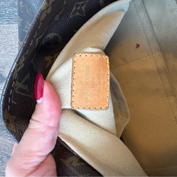 Louis Vuitton Monogram Artsy MM Shoulder Bag - Picture 7 of 16